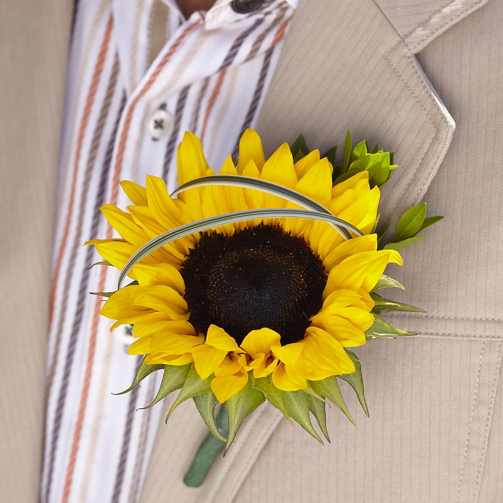 Free Spirit Boutonniere – Flower Garden Florist, Fort Worth TX